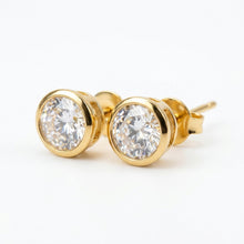 Load image into Gallery viewer, Zirconia Bezel Stud Earring (8mm)